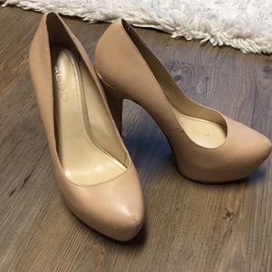 Nude pumps